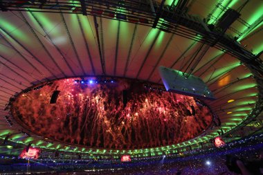 Rio 2016 Olimpiyatları açılış töreni sırasında havai fişekler. Olimpiyat Oyunları 2016 Officially Rio de Janeiro'da Maracana Stadı nda renkli törenle açıldı