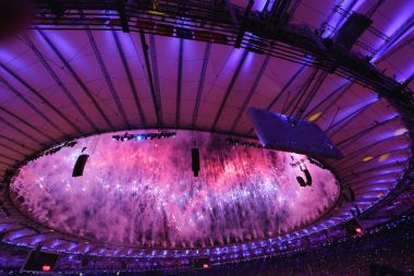 Rio 2016 Olimpiyatları açılış töreni sırasında havai fişekler. Olimpiyat Oyunları 2016 Officially Rio de Janeiro'da Maracana Stadı nda renkli törenle açıldı