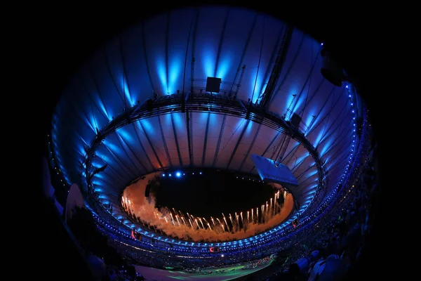 Rio 2016 Olimpiyatları açılış töreni sırasında havai fişekler. Olimpiyat Oyunları 2016 Officially Rio de Janeiro'da Maracana Stadı nda renkli törenle açıldı