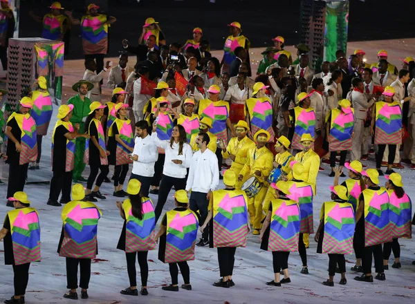 Olympisches Flüchtlingsteam marschiert unter der olympischen Flagge im Maracana-Stadion in Rio de Janeiro in die Eröffnungszeremonie der Olympischen Spiele 2016 — Stockfoto