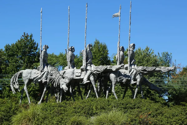 "艺术家安德鲁·皮森斯基在新泽西州汉密尔顿的"党"雕塑 — 图库照片