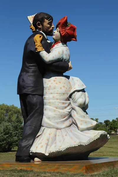 Renoir inspired dancing couple sculpture by artist Steward Johnson in Hamilton, NJ — Stock Photo, Image