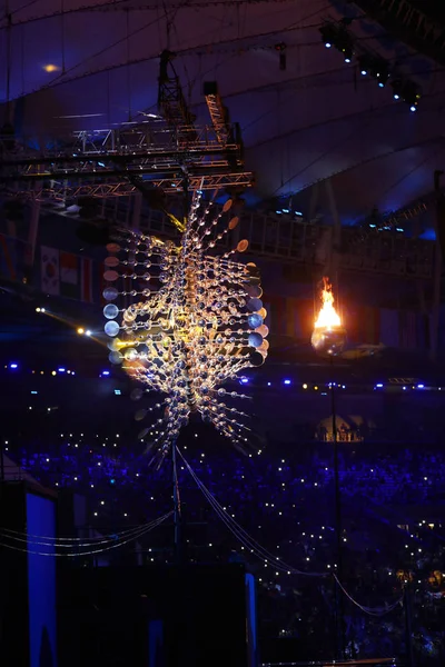 La flamme olympique brûle dans le stade olympique de Maracana lors de la cérémonie d'ouverture des Jeux Olympiques d'été de Rio 2016 à Rio de Janeiro — Photo