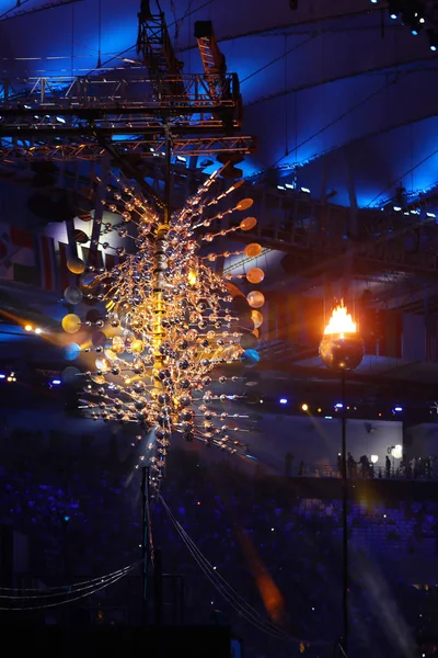 Flacăra olimpică arde pe stadionul olimpic Maracana în timpul ceremoniei de deschidere a Jocurilor Olimpice de vară de la Rio de Janeiro 2016 — Fotografie, imagine de stoc