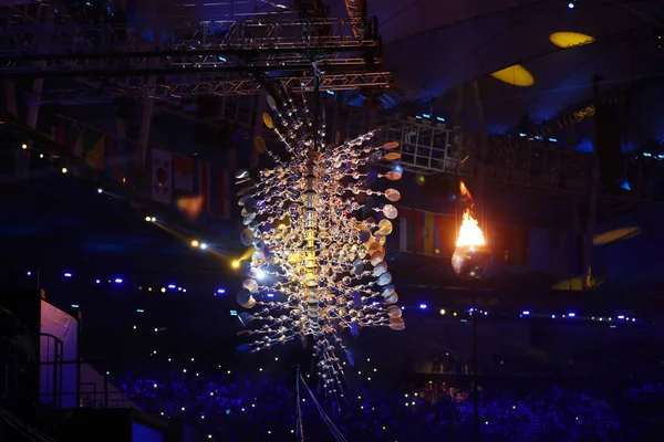 Η Ολυμπιακή φλόγα καίει στο Ολυμπιακό στάδιο Μαρακανά κατά τη διάρκεια της τελετής έναρξης του Ρίο 2016 Θερινοί Ολυμπιακοί Αγώνες στο Ρίο ντε Τζανέιρο — Φωτογραφία Αρχείου