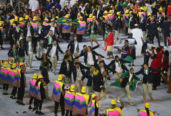 Olympische mannschaft brasilien marschierte in Rio 2016 olympischen eröffnungsfeier im maracana-stadion in Rio de Janeiro — Stockfoto