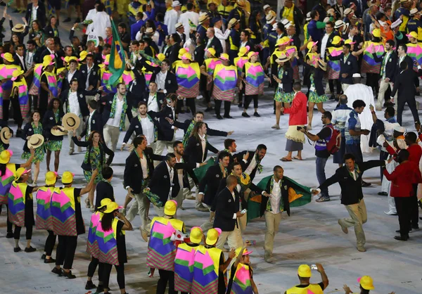 Equipo olímpico Brasil marchó en la ceremonia de apertura de los Juegos Olímpicos de Río 2016 en el estadio Maracana en Río de Janeiro — Foto de Stock