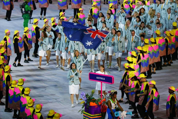 El equipo olímpico de Australia entró en la ceremonia de apertura de los Juegos Olímpicos de Río 2016 en el estadio Maracana de Río de Janeiro — Foto de Stock