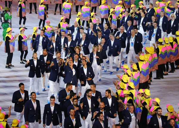 Tim Olimpiade Yunani berbaris menuju upacara pembukaan Olimpiade Rio 2016 di Stadion Maracana di Rio de Janeiro — Stok Foto