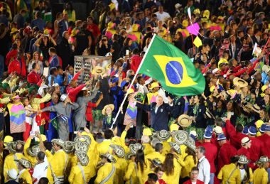 Olimpiyat takımı Brezilya Rio 2016 Olimpiyatları açılış töreni Maracana Stadı nda Rio de Janeiro içine yürüdü  