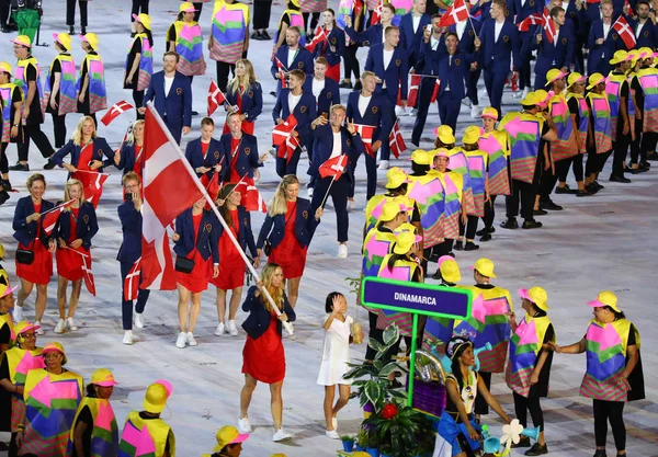 网球运动员沃手持领先丹麦奥林匹克队在马拉卡纳大球场里约热内卢 2016年开幕式的丹麦国旗 — 图库照片