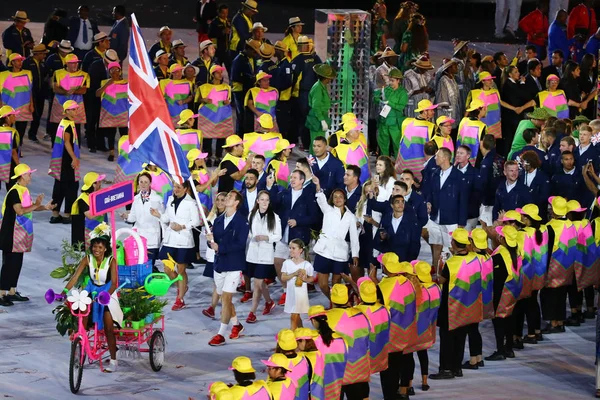 El campeón olímpico Andy Murray lleva la bandera del Reino Unido al frente del equipo olímpico Gran Bretaña en la ceremonia de apertura de Río 2016 en el estadio Maracana —  Fotos de Stock