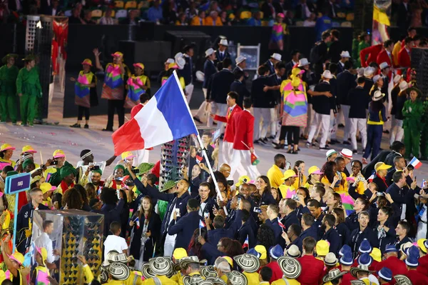 Equipo olímpico Francia entró en la ceremonia de apertura de los Juegos Olímpicos de Río 2016 en el estadio Maracana en Río de Janeiro —  Fotos de Stock