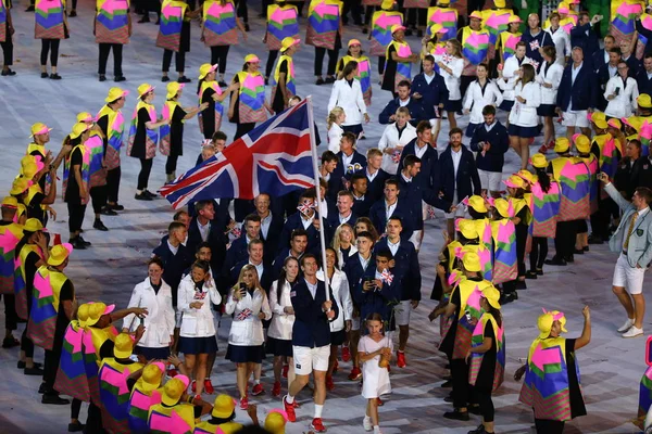 Olympiasieger andy murray mit der Fahne des Vereinigten Königreichs an der Spitze des olympischen Teams Great Britain bei der Eröffnungszeremonie in Rio 2016 im Maracana-Stadion — Stockfoto