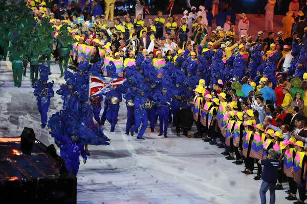 Samba tanečníků provést během Rio 2016 olympijské hry zahajovací ceremoniál na stadionu Maracana v Rio de Janeiru — Stock fotografie
