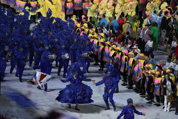 Samba tanečníků provést během Rio 2016 olympijské hry zahajovací ceremoniál na stadionu Maracana v Rio de Janeiru — Stock fotografie