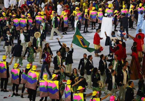 Reprezentacji olimpijskiej Brazylia wkroczyły do Igrzysk Olimpijskich 2016 Rio otwarcie uroczystości na stadionie Maracana w Rio de Janeiro — Zdjęcie stockowe
