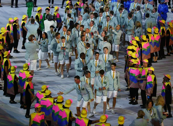 El equipo olímpico de Australia entró en la ceremonia de apertura de los Juegos Olímpicos de Río 2016 en el estadio Maracana de Río de Janeiro —  Fotos de Stock