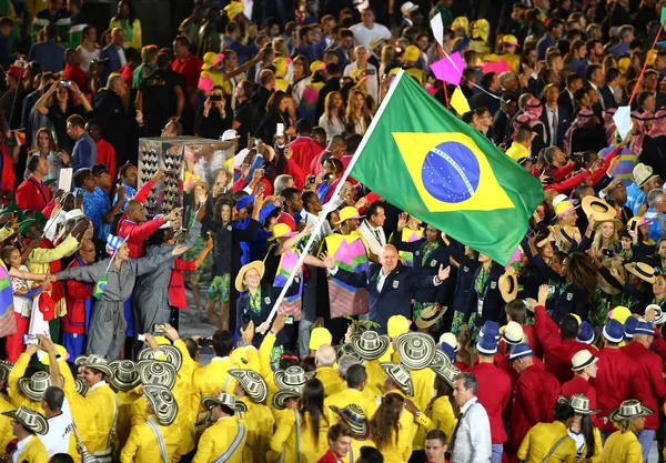 Equipo olímpico Brasil marchó en la ceremonia de apertura de los Juegos Olímpicos de Río 2016 en el estadio Maracana en Río de Janeiro —  Fotos de Stock