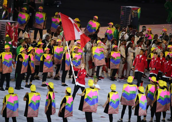 Gimnasta olímpica campeona de trampolín Rosie MacLennan portando bandera canadiense liderando el equipo olímpico de Canadá en la ceremonia de apertura de Río 2016 —  Fotos de Stock