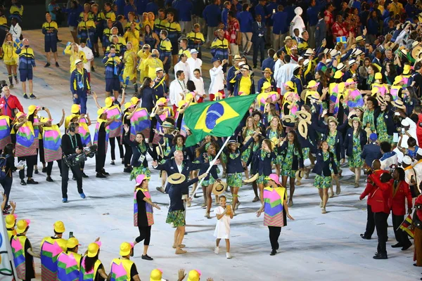 Reprezentacji olimpijskiej Brazylia wkroczyły do otwarcia uroczystości na stadionie Maracana Igrzysk Olimpijskich 2016 Rio — Zdjęcie stockowe