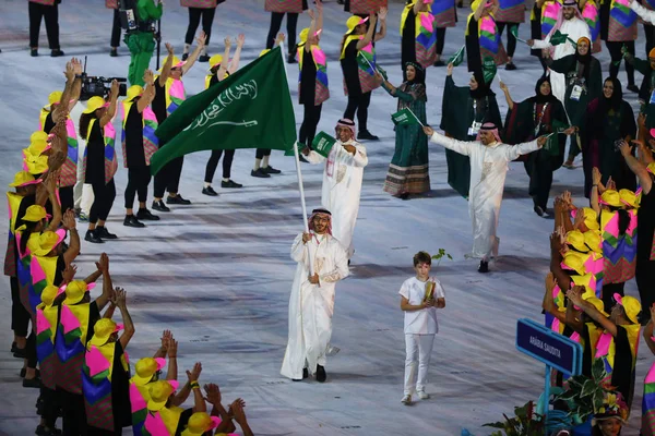 Saudi-Arabia marsjerte inn i åpningsseremonien i Rio 2016 på Maracana Stadium i Rio de Janeiro – stockfoto