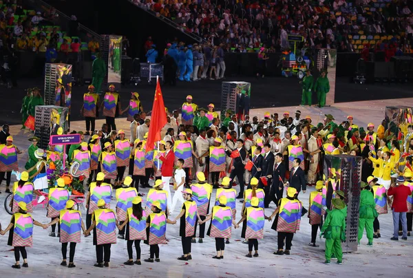 リオ 2016 年のオリンピックがリオ ・ デ ・ ジャネイロのマラカナン スタジアムで式典に行進したオリンピック チームの人民共和国の中国 — ストック写真