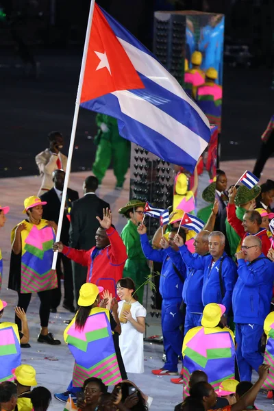 リオ 2016 年のオリンピックがリオ ・ デ ・ ジャネイロのマラカナン スタジアムで式典に行進したオリンピック チーム キューバ — ストック写真