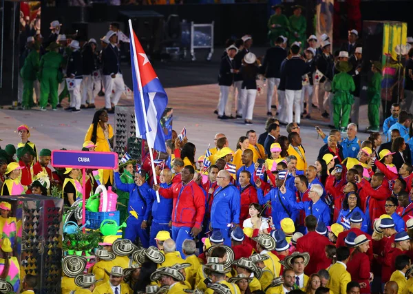 Equipo olímpico Cuba marchó a la ceremonia de apertura de los Juegos Olímpicos de Río 2016 en el estadio Maracana en Río de Janeiro — Foto de Stock