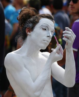 Sokak sanatçı at Washington Square New York'ta yaşayan heykel olarak performans için hazırlanıyor