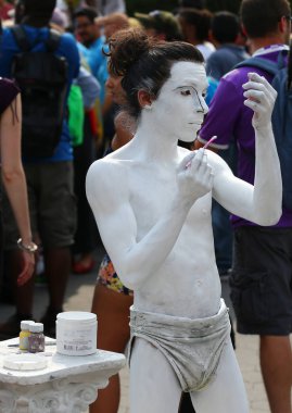 Sokak sanatçı at Washington Square New York'ta yaşayan heykel olarak performans için hazırlanıyor