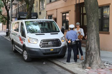 New York polisi trafik kontrol memuru ile sürücü aşağı Manhattan çiğneyen otopark hakkında savunuyor