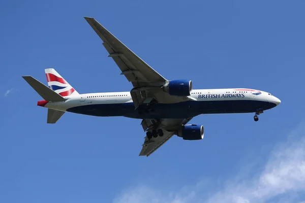 British Airways Boeing 777 in discesa per atterraggio all'aeroporto internazionale JFK di New York — Foto Stock