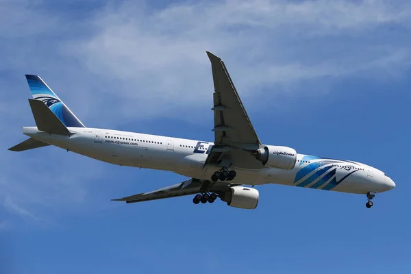 EgyptAir Boeing 777 desce para desembarque no Aeroporto Internacional JFK em Nova York — Fotografia de Stock