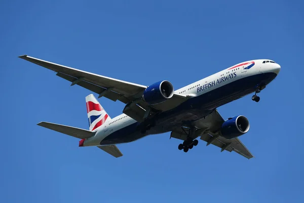 British Airways Boeing 777 in discesa per atterraggio all'aeroporto internazionale JFK di New York — Foto Stock