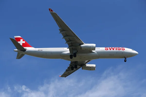 Ελβετικές διεθνείς αεροπορικές εταιρείες Airbus A330 φθίνουσα για προσγείωση στο Διεθνές Αεροδρόμιο Jfk της Νέας Υόρκης — Φωτογραφία Αρχείου