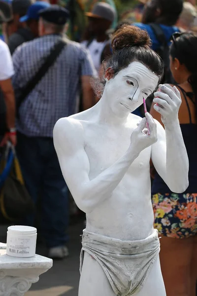 Street artist getting ready for performance as living statue at Washington Square in New York — Stock Photo, Image