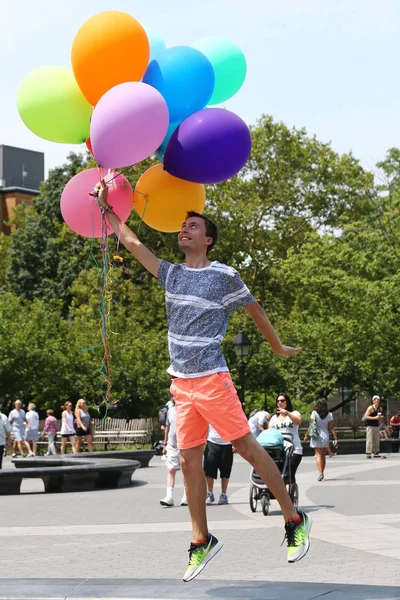 Uomo non identificato in posa con palloncini d'aria a Washington Square a New York — Foto Stock