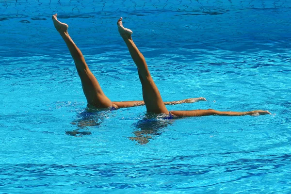 Senkronize yüzme düet Yarışması sırasında — Stok fotoğraf