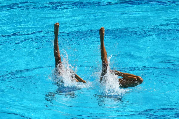 Synchronizované plavání duet během soutěže — Stock fotografie