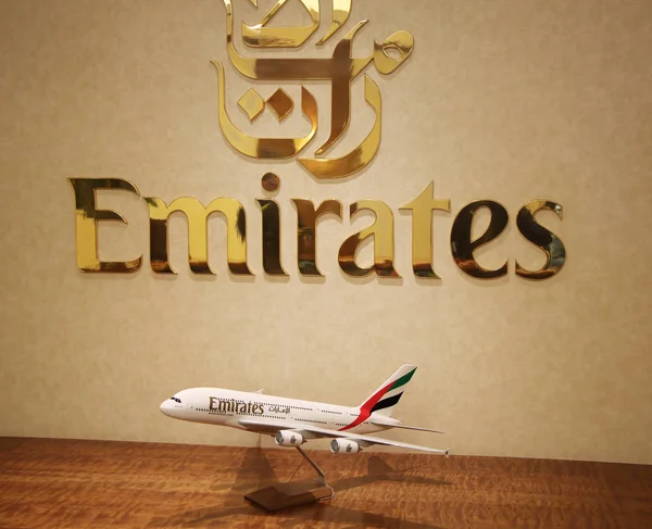 Emirates Airline logotyp i Dubais flygplats lounge på Dubai International Airport — Stockfoto