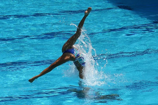 Synchroonzwemmen duet tijdens competitie — Stockfoto