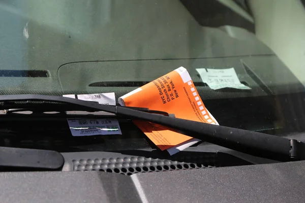 New York'ta araba ön cam üzerinde ihlali alıntının otopark yasadışı