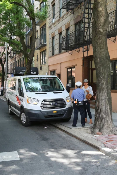 Nypd-Verkehrskontrolleur streitet mit Fahrer über Parkverstoß in Untermanhattan — Stockfoto