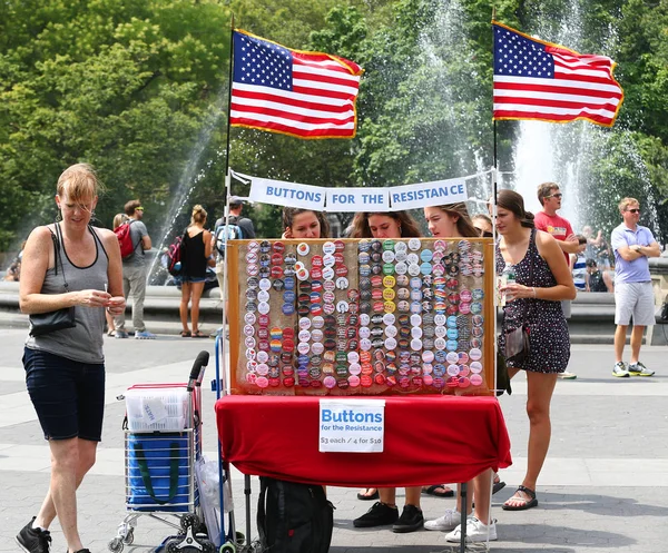 Knöpfe für Widerstand stehen am Washington Square in lower manhattan — Stockfoto