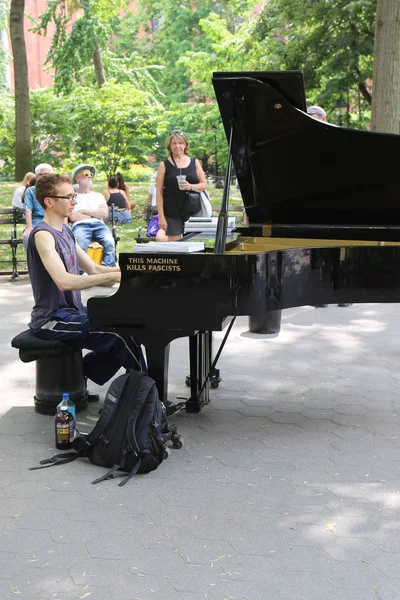 Músico toca piano de cauda na Washington Square em Lower Manhattan — Fotografia de Stock