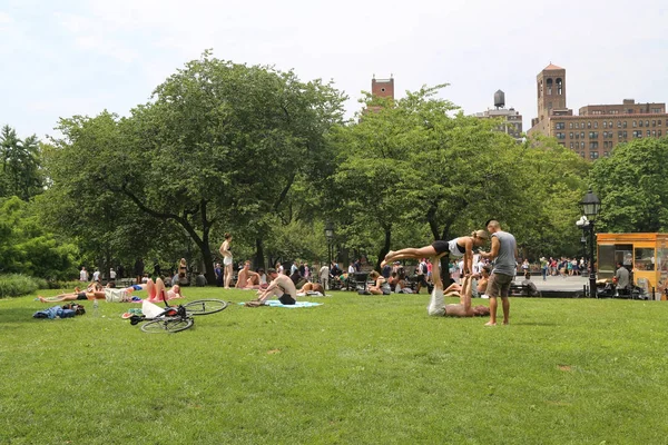 Los visitantes disfrutan de un día soleado en Washington Square en el Bajo Manhattan — Foto de Stock