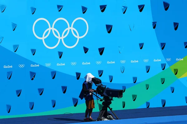 TV-miehistö työskentelee Maria Lenk Aquatic Centerissä synkronoidun uintidueton teknisen alustavan kierroksen aikana Rio 2016 kesäolympialaisissa — kuvapankkivalokuva