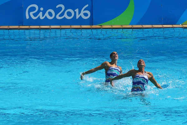 Ona Carbonell와 싹 Mengual 스페인 싱크로나이즈드 수영 듀엣 기술 루틴 2016 년 하계 올림픽에서 예선 라운드 동안 경쟁 — 스톡 사진
