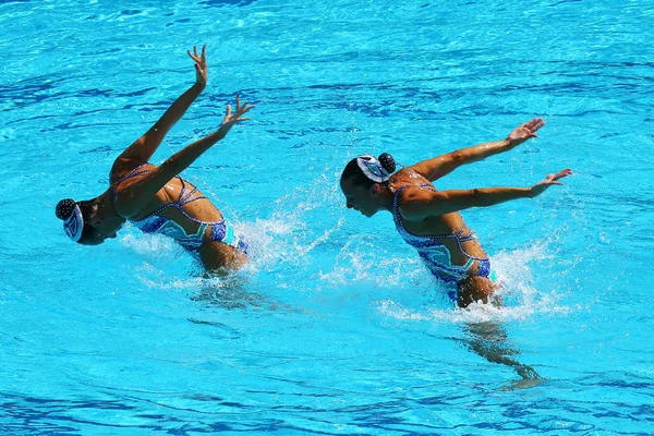 Ona Carbonell e Gemma Mengual da Espanha competem durante a rodada preliminar de rotina técnica do dueto de natação sincronizada nos Jogos Olímpicos de Verão de 2016 — Fotografia de Stock